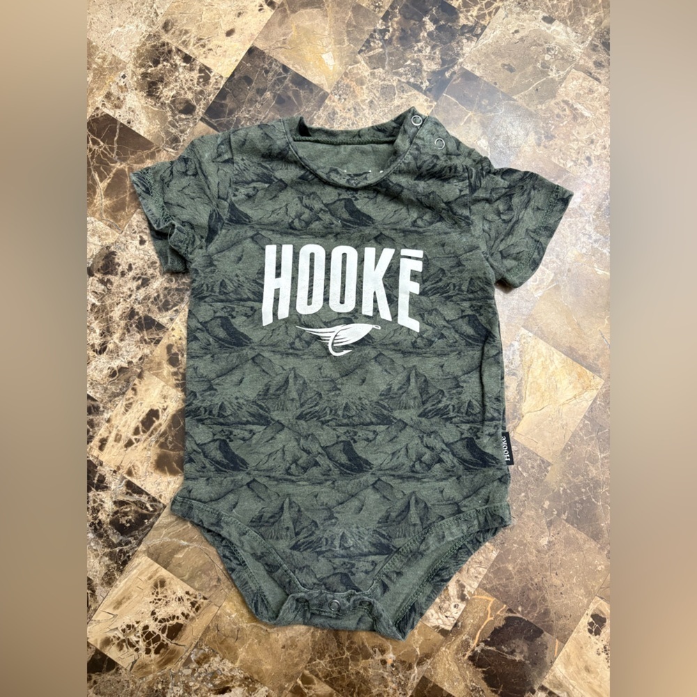 4-30$ Hooke Green Leaf Print Baby Onesie - Picture 1 of 4